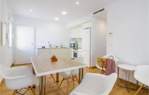 A kitchen or kitchenette at 3 Bedroom Cozy Apartment In Denia