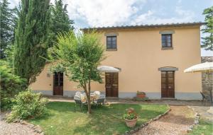 a house with a table and chairs in the yard at Girasole in Cortona