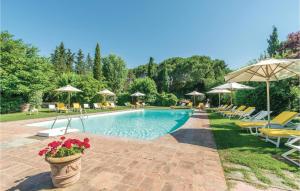 a swimming pool with chairs and umbrellas at Girasole in Cortona