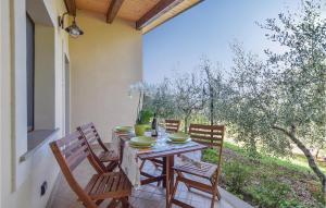 einen Holztisch und Stühle auf einer Terrasse in der Unterkunft Villa Rosi in Laureana Cilento