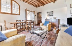 uma sala de estar com sofás e uma mesa em La Terrazza-podere Moricci em Montaione