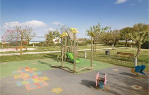 un parque con parque infantil con tobogán en Orizzonte 1, en Lido di Dante