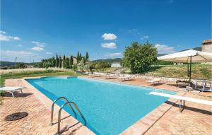 uma piscina com cadeiras e um guarda-sol em Casale Di San Giorgio em Poggio