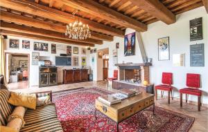 ein Wohnzimmer mit einem Sofa und einem Tisch in der Unterkunft Casale Di San Giorgio in Poggio