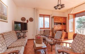 a living room with couches and a tv at Villa Loran Appart, B in Margone