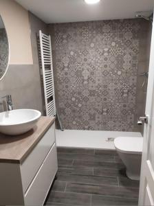 セルレルにあるCHECK-IN CASAS El rinconetのバスルーム(洗面台、トイレ、シャワー付)