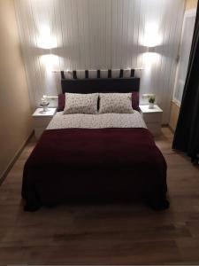 1 dormitorio con 1 cama grande y 2 mesitas de noche en CHECK-IN CASAS El rinconet, en Cerler
