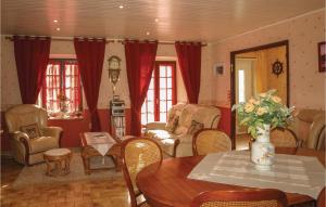 Ein Sitzbereich in der Unterkunft Beautiful Home In Plouer Sur Rance With 6 Bedrooms And Wifi