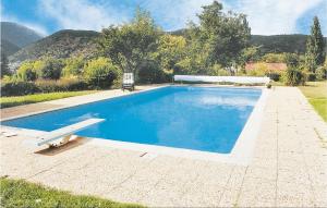 プラードにあるLovely Home In Prades With Outdoor Swimming Poolの家の隣にあるベンチ付きのスイミングプール