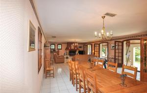 - une salle à manger et une cuisine avec une table et des chaises en bois dans l'établissement Lovely Home In Prades With Outdoor Swimming Pool, à Prades