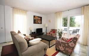 マルベーリャにあるStunning Apartment In Marbella-las Chapas With 2 Bedrooms, Wifi And Outdoor Swimming Poolのリビングルーム(ソファ、椅子、テーブル付)