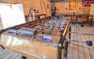 Biliár nebo kulečník v ubytování Cozy Home In St Germain Du Pert