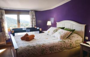 Un pat sau paturi într-o cameră la Cozy Home In St, Cebri De Vallalta With House Sea View