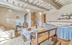 ein Wohnzimmer mit einem Tisch und einer Küche in der Unterkunft 2 Bedroom Pet Friendly Home In Cortona Ar in Polvano