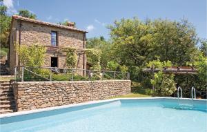 PolvanoにあるStunning Home In Cortona Ar With 2 Bedrooms, Private Swimming Pool And Outdoor Swimming Poolの石造りの家の前の屋外スイミングプール