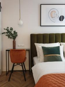 - une chambre avec un lit, une table et une chaise dans l'établissement Apartament Na Krzywym Kole, à Kazimierz Dolny