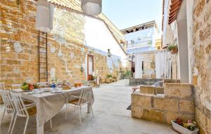 eine Terrasse mit Tisch und Stühlen in einem Gebäude in der Unterkunft 2 Bedroom Amazing Apartment In Trappeto in Trappeto