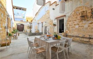 einen Tisch mit einer Obstschale darüber in der Unterkunft 2 Bedroom Amazing Apartment In Trappeto in Trappeto + 17 Fotos