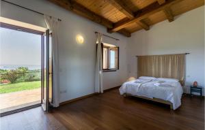 A bed or beds in a room at Awesome Home In Gradoli