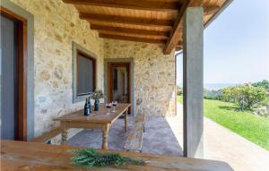 A balcony or terrace at Awesome Home In Gradoli
