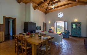 A television and/or entertainment centre at Awesome Home In Gradoli