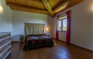 A bed or beds in a room at Awesome Home In Gradoli