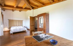 A bed or beds in a room at Awesome Home In Gradoli