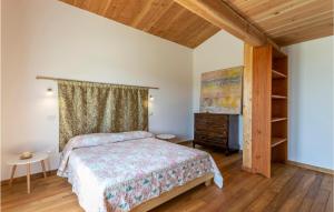 A bed or beds in a room at Awesome Home In Gradoli