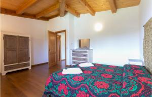 A bed or beds in a room at Awesome Home In Gradoli