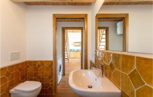 A bathroom at Awesome Home In Gradoli