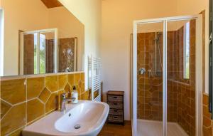 A bathroom at Awesome Home In Gradoli