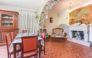 Restaurant o iba pang lugar na makakainan sa Awesome Home In S,mauro Cilento -sa- With 4 Bedrooms, Private Swimming Pool And Outdoor Swimming Pool