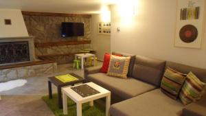 uma sala de estar com um sofá e uma lareira em Villa Karola Stryi em Wisla