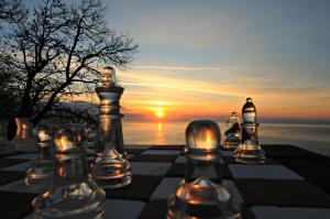 un tablero de ajedrez con reyes delante de una puesta de sol en Hotel Maistra en Tsagarada