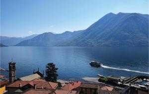 una barca in un grande specchio d'acqua con montagne di Casa Capestalozzi a Chiavenna