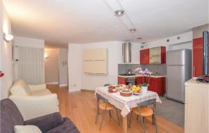 una cucina e un soggiorno con tavolo e sedie di Casa Capestalozzi a Chiavenna