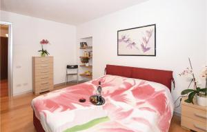 a bedroom with a bed with a pink blanket at Casa Capestalozzi in Chiavenna