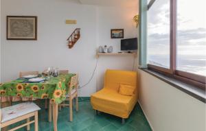 uma sala de jantar com uma mesa e uma cadeira amarela em Gelso Bianco em Praiano