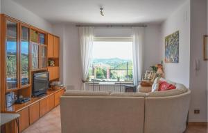 uma sala de estar com um sofá e uma grande janela em Villa Fiorinvalle em Ripa Teatina