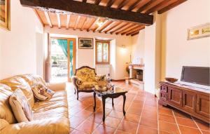 Μια τηλεόραση ή/και κέντρο ψυχαγωγίας στο Awesome Apartment In Casalguidi Pt