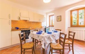 una cucina e una sala da pranzo con tavolo e sedie di Nice Apartment In Casalguidi Pt With 3 Bedrooms, Wifi And Outdoor Swimming Pool a Cantagrillo