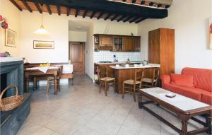 ポマランチェにあるCorneto 4のリビングルーム(赤いソファ付)、キッチン