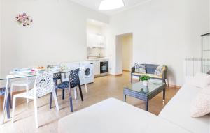 sala de estar con mesa y sillas y cocina en Amazing Apartment In Lettere -na- With Kitchenette, en Lettere