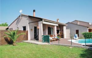 ein Haus mit einem Swimmingpool im Hof in der Unterkunft Beautiful Home In Venzolasca With Wifi in Camp du Cap Sud