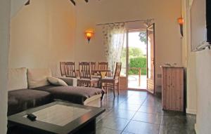 ein Wohnzimmer mit Sofa und Tisch in der Unterkunft Beautiful Home In Venzolasca With Wifi in Camp du Cap Sud