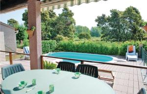 eine Terrasse mit Tischen und Stühlen und einem Pool in der Unterkunft Beautiful Home In Venzolasca With Wifi in Camp du Cap Sud