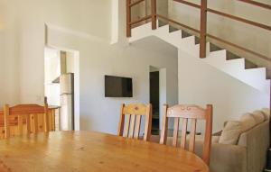 ein Esszimmer und eine Küche mit Tisch und Stühlen in der Unterkunft Beautiful Home In Venzolasca With Wifi in Camp du Cap Sud + 7 Fotos