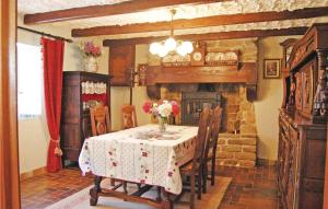 une salle à manger avec une table et une cheminée dans l'établissement Amazing Home In Gouesnach With 3 Bedrooms, à Gouesnach