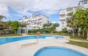 uma piscina em frente a um edifício em Beautiful Apartment In San Luis De Sabinillas With Swimming Pool em San Luis de Sabinillas