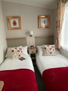 LandfordにあるForest Lake Lodgeのベッド2台と窓が備わるホテルルームです。